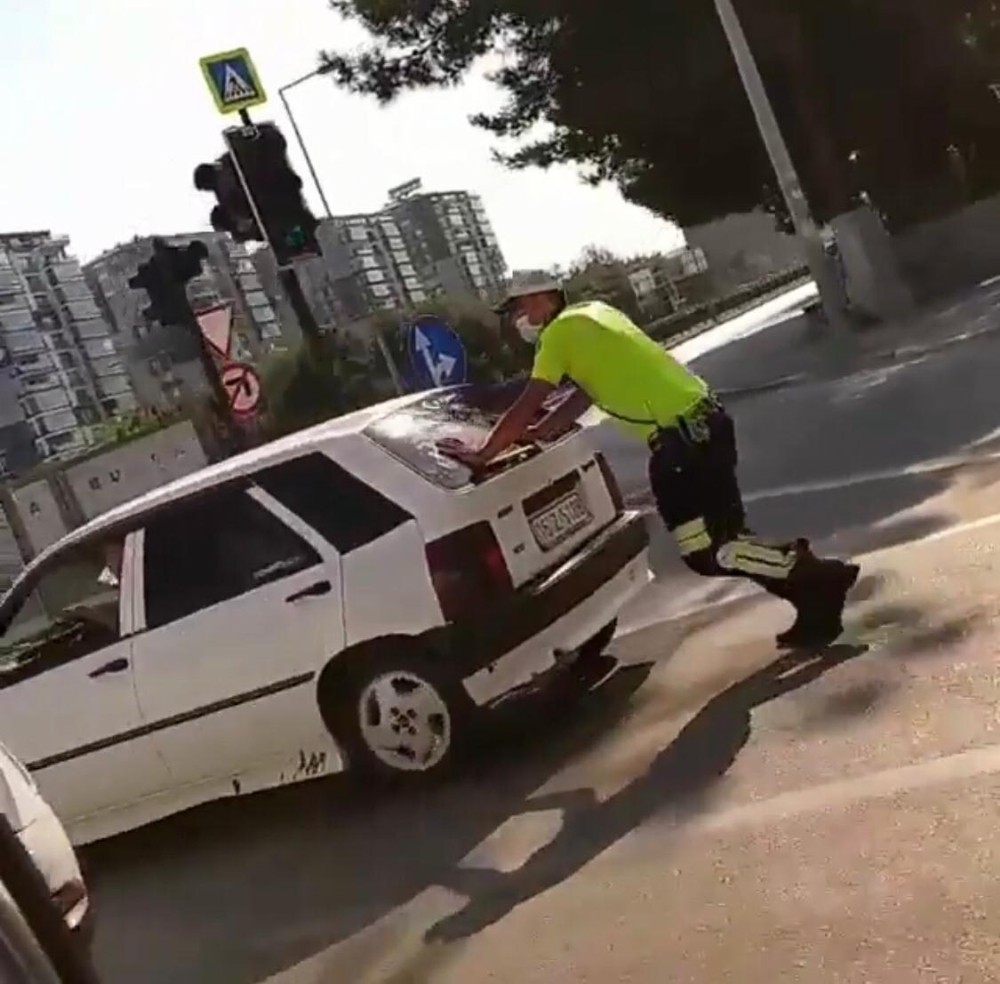 Trafik polisinden alkışlanacak hareket Trafik polisinden alkışlanacak hareket