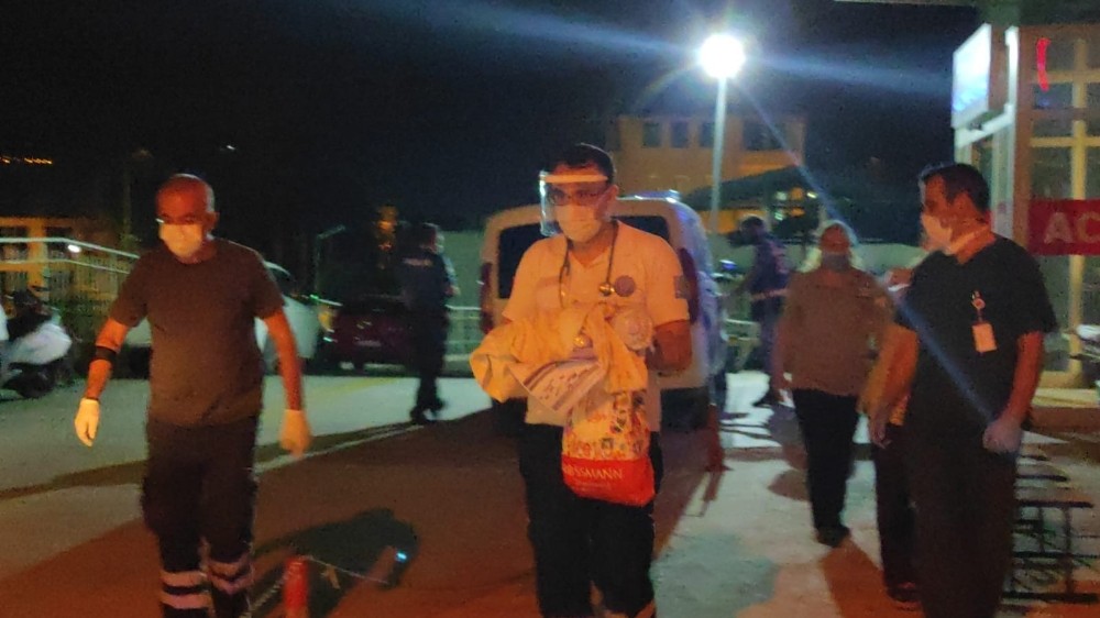 Üç günlük bebeği kamyonet kasasına bıraktılar Üç günlük bebeği kamyonet kasasına bıraktılar