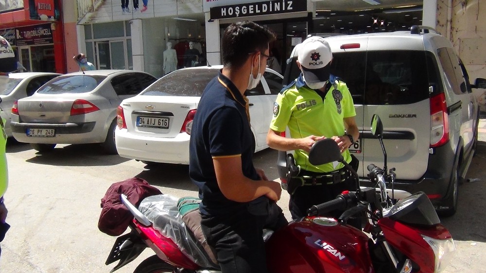 Bursa’da yeni aldığı motosikletiyle ters yöne girince ceza yedi Bursa’da yeni aldığı motosikletiyle ters yöne girince ceza yedi