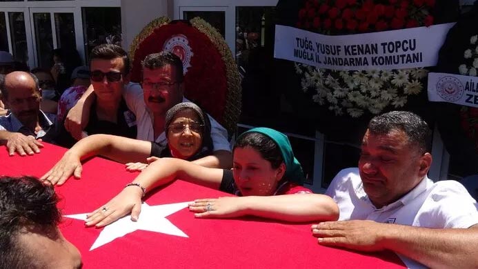 Bu acının tarifi yok… Şehit eşini, tabutunu okşayarak son yolculuğuna uğurladı