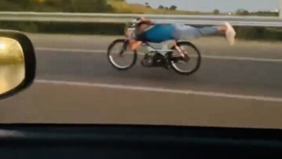 120 kilometre hızla motosikletin üzerine yattı, ölüme meydan okudu