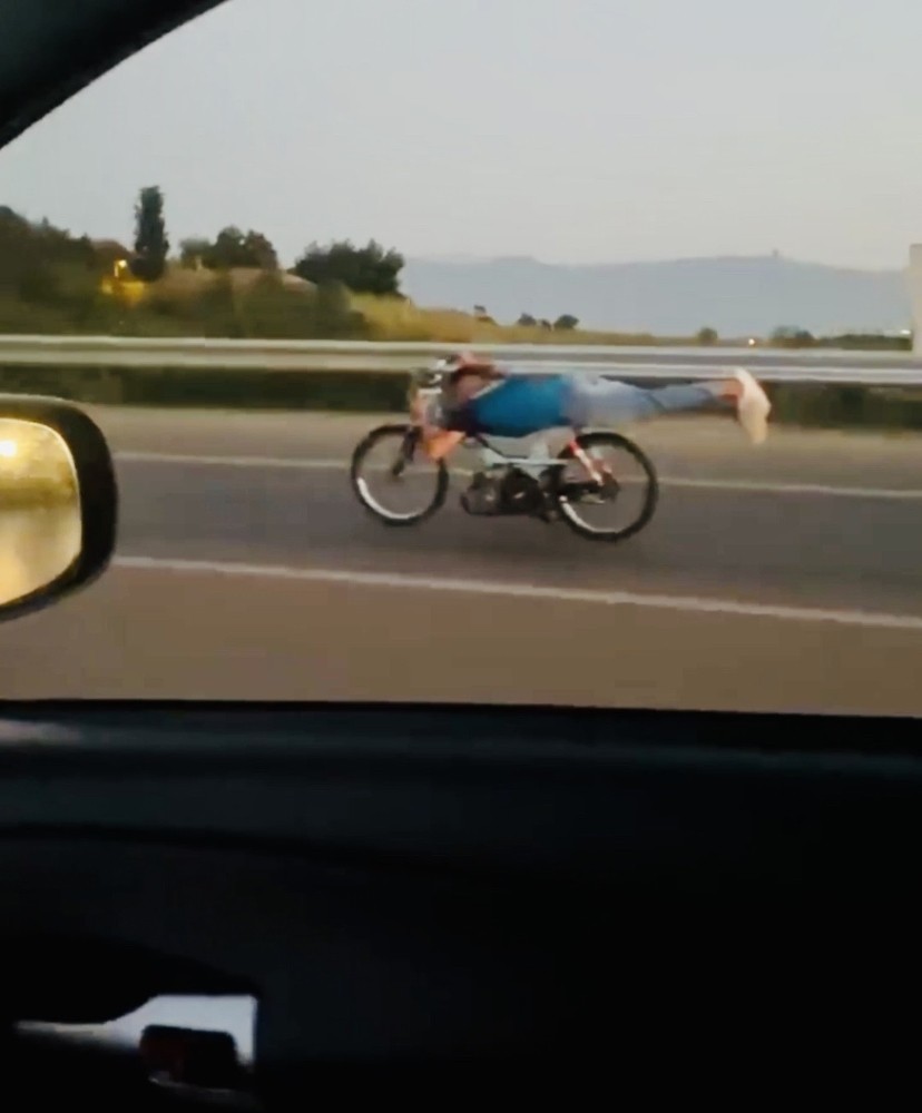 120 kilometre hızla motosikletin üzerine yattı, ölüme meydan okudu 120 kilometre hızla motosikletin üzerine yattı, ölüme meydan okudu