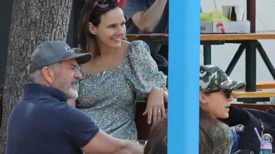 Koronavirüsü yenen ünlü oyuncu 34 yaş küçük sevgilisiyle tatilde