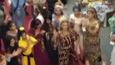 Bursa’da şok manzara! Düğünde sosyal mesafe unutuldu