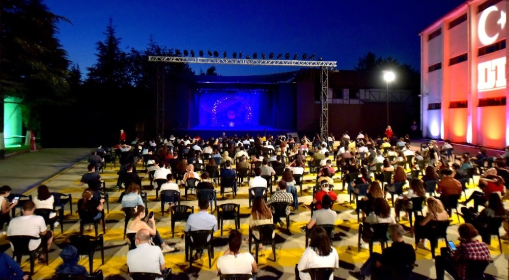 6 ay sonra perdelerini açan Devlet Tiyatroları’nda bilet satışları başladı 6 ay sonra perdelerini açan Devlet Tiyatroları’nda bilet satışları başladı