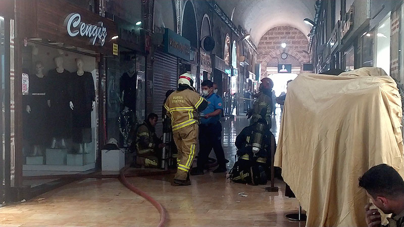 Bursa’da tarihi kapalı çarşıda yangın Bursa’da tarihi kapalı çarşıda yangın