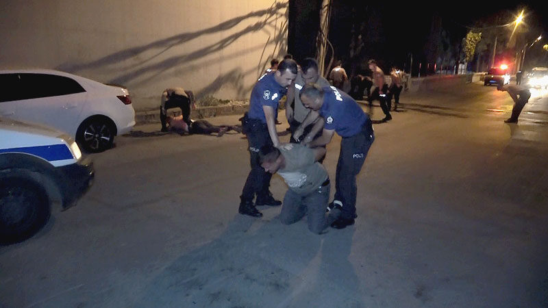 Bursa'nın Osmangazi ilçesinde bekçi ve polislere zorluk çıkaran 4 kişi