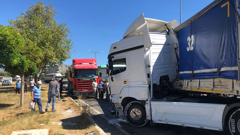 Bursa'nın Orhangazi ilçesinde 3 aracın karıştığı trafik kazasında 1 kişi