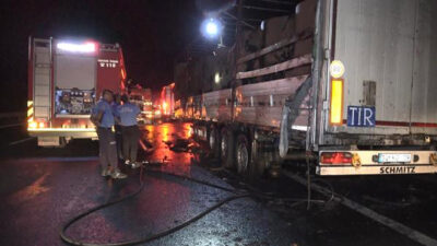 Bursa’da kağıt yüklü TIR’ın dorsesi yandı