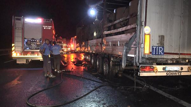 Bursa’da kağıt yüklü TIR’ın dorsesi yandı Bursa’da kağıt yüklü TIR’ın dorsesi yandı