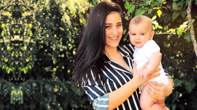 Bebeğiyle set arkasında verdiği poza yorum ve beğeni yağdı