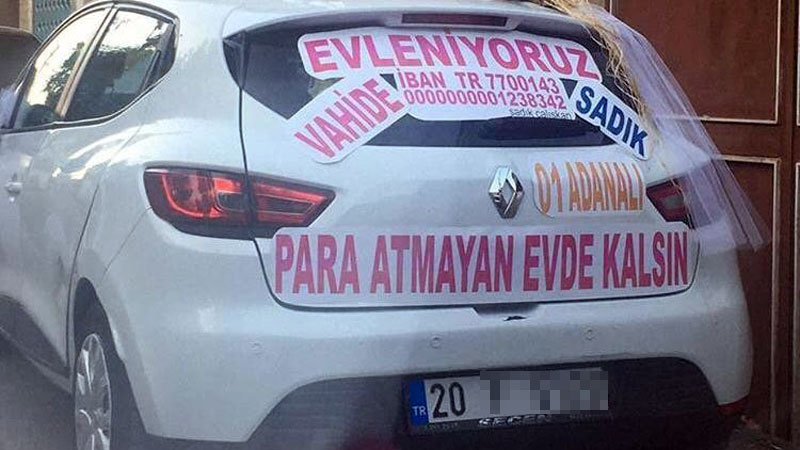 Gelin arabasına öyle bir not yazdı ki… Görenleri tebessüm ettirdi