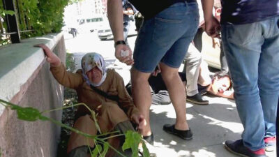 Cadde ortasında annesini döven gence, tekme tokat dayak!