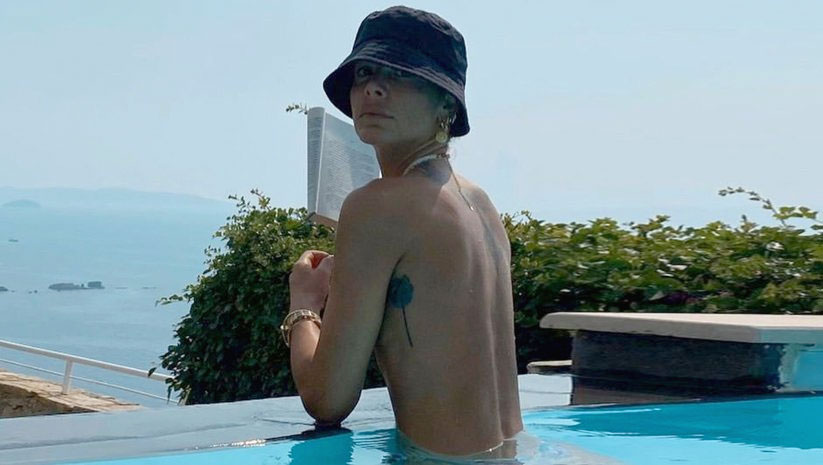 Eliz Sakuçoğlu havuzda üstsüz kitap okudu