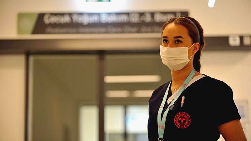 Yer: Bursa… Koronavirüsü yenen Funda hemşire yaşadıklarını gözyaşlarıyla anlattı