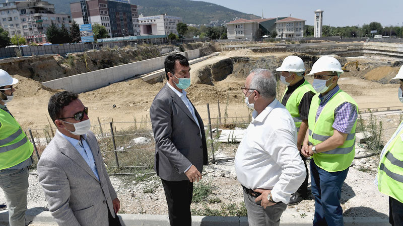 Kentin en büyük vizyon projesi Osmangazi Meydanı’nda incelemelerde bulunan İnşaat