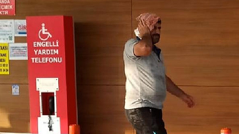 Arkadaşının elinden düşen kürek başına isabet etti