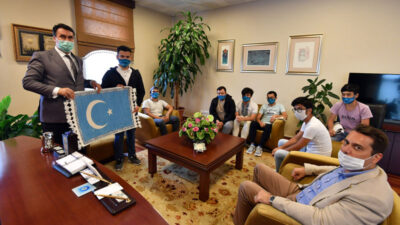 Doğu Türkistanlı öğrencilerden Dündar’a teşekkür