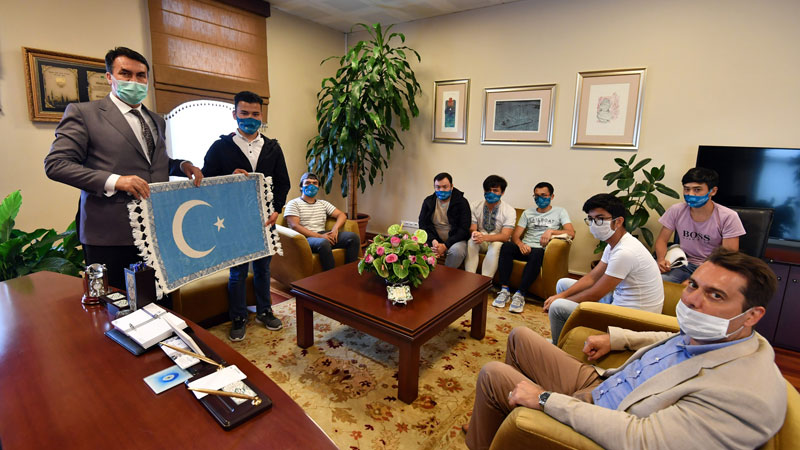 Doğu Türkistanlı öğrencilerden Dündar’a teşekkür