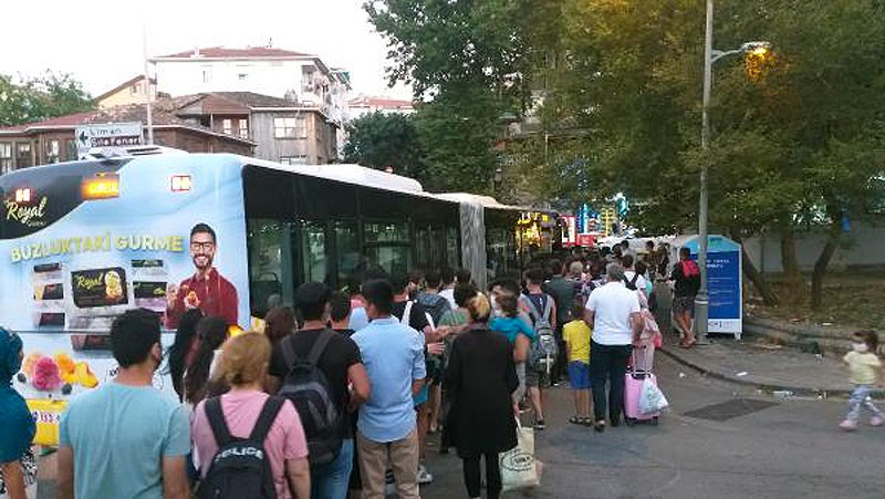 Tıklım tıklım dolan otobüsteki fazla yolcuları polis indirdi