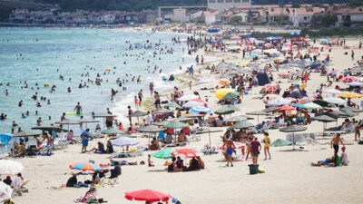 Tatilciler oraya akın etti! Sahiller dolup taştı