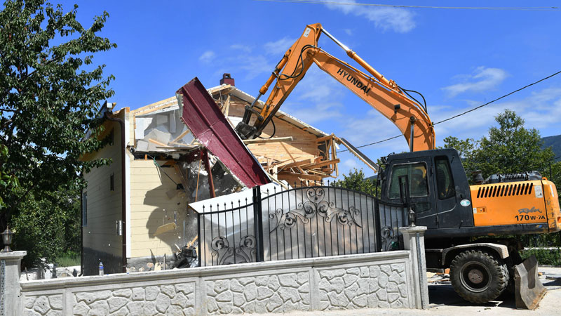 Uludağ kaçak yapılardan temizleniyor Uludağ kaçak yapılardan temizleniyor