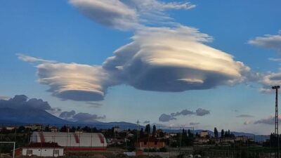 Gökyüzünde ilginç görüntü! Gören telefona sarıldı
