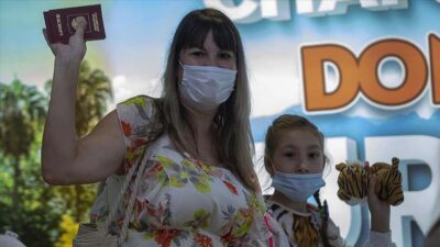 Antalya’ya ilk Rus turist kafilesi geldi: ‘Çok özlemiştik, merhaba Türkiye’