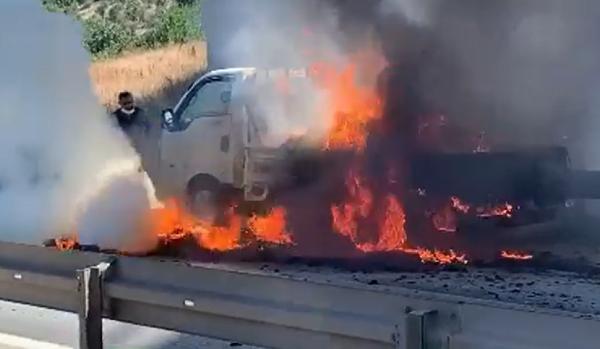 Bursa’da seyir halideki kamyonet yandı Bursa’da seyir halideki kamyonet yandı
