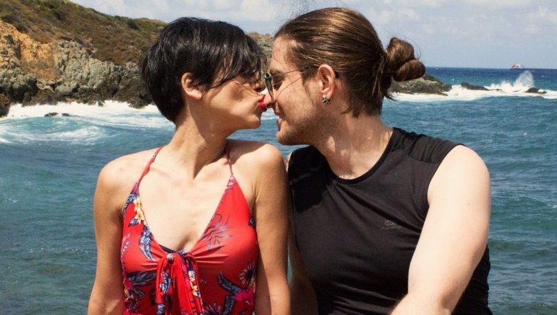 Eşini öpücüklere boğdu