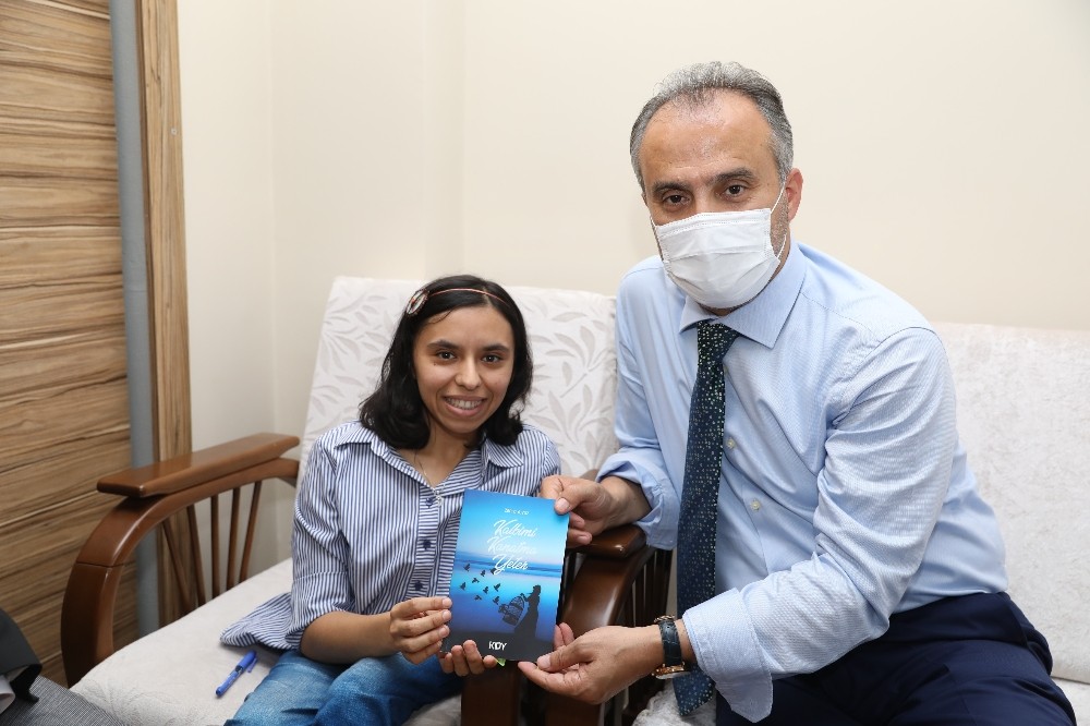 Başkan Aktaş’tan engelli yazar Zehra’ya tebrik