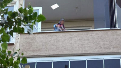 Yer: Bursa… Sinir krizi geçirdi! Evde ne bulduysa sokağa attı