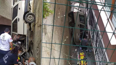 Bursa’da akıl almaz kaza! Asılı kalan araçta can pazarı