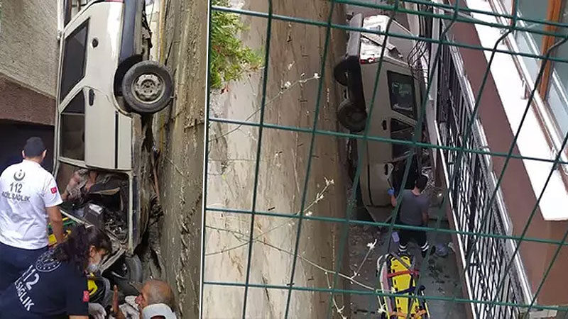 Bursa’da akıl almaz kaza! Asılı kalan araçta can pazarı Bursa’nın Gemlik ilçesinde bir araç duvarda asılı kaldı. Yaralılar uzun