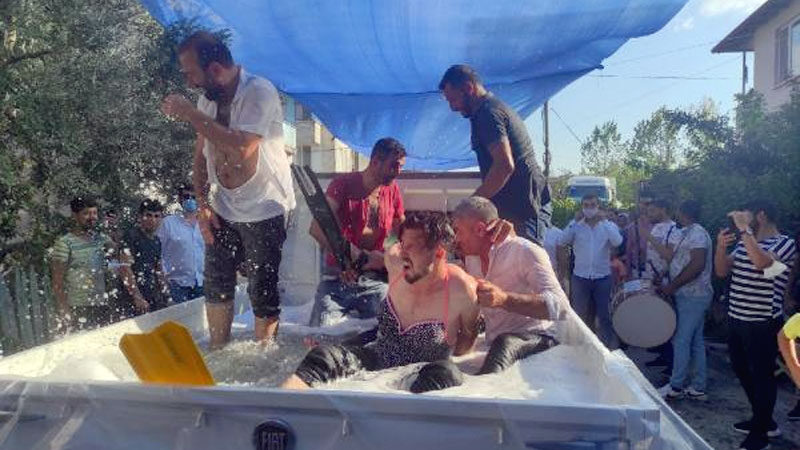 Bursa’da damada kadın mayosu giydirip… Bursa'nın İznik ilçesinde gelin almaya giden damada gelenek gereği arkadaşları