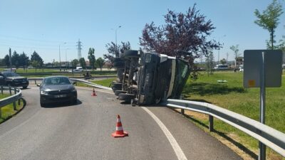 Bursa’da beton yüklü kamyon yan yattı