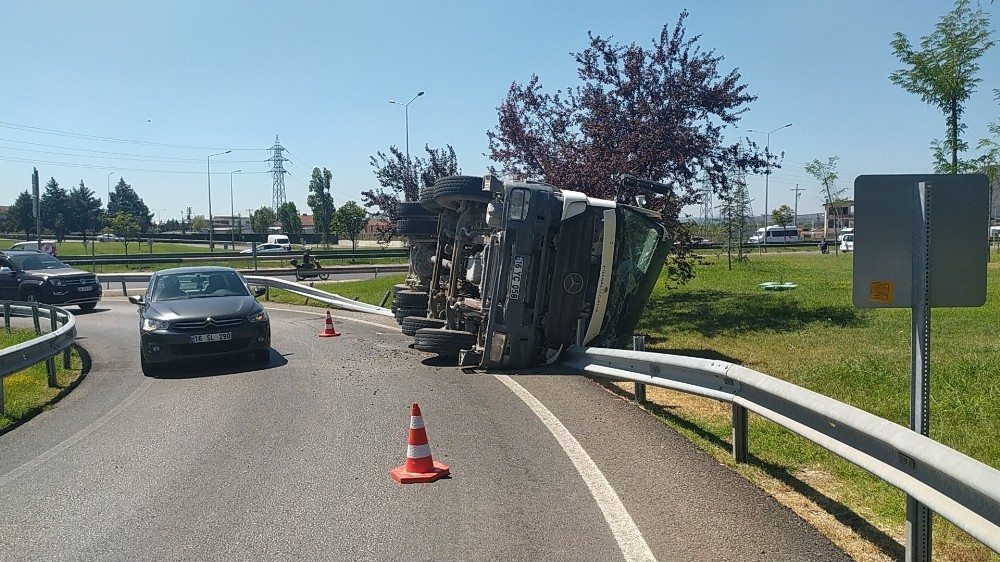 Bursa’da beton yüklü kamyon yan yattı
