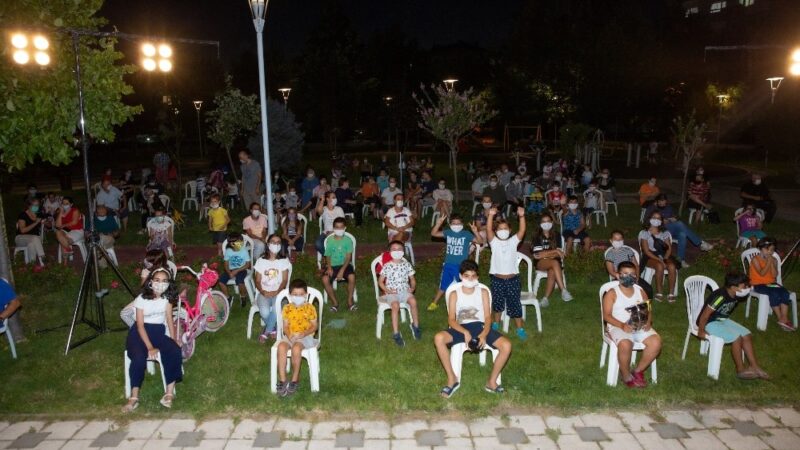 Bursa’da yaz geceleri tiyatro ile başka güzel Bursa Büyükşehir Belediyesinin ‘Sanat Mahallemde’ etkinlikleri kapsamında mahalle mahalle gezen