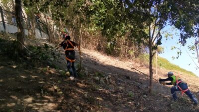 Bursalılar kirletti, onlar halatlarla yamaçlara sarkıp temizlik yaptı