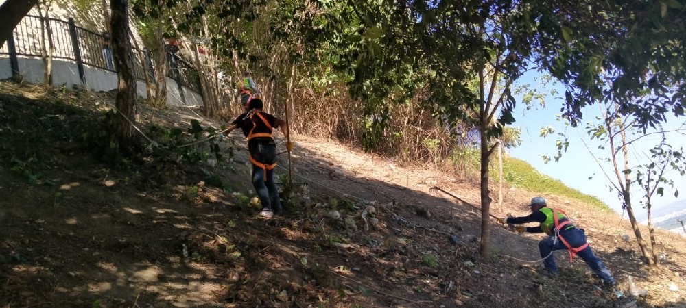 Bursalılar kirletti, onlar halatlarla yamaçlara sarkıp temizlik yaptı Bursalılar kirletti, onlar halatlarla yamaçlara sarkıp temizlik yaptı