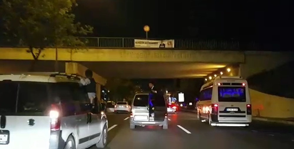Görüntüler Bursa’dan! Trafikte tehlike saçan düğün konvoyu Görüntüler Bursa’dan! Trafikte tehlike saçan düğün konvoyu