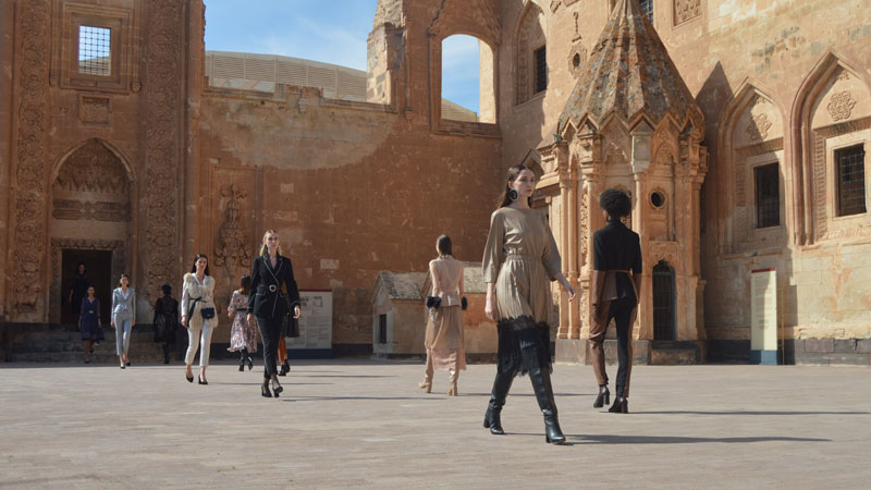 İshak Paşa Sarayı’nda renkli defile