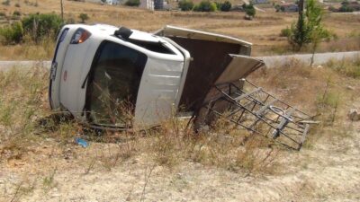 Devrilen kamyonetten burnu bile kanamadan çıktı