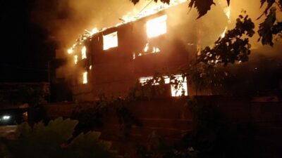 Bursa’da korkutan yangın: 3 ev kül oldu