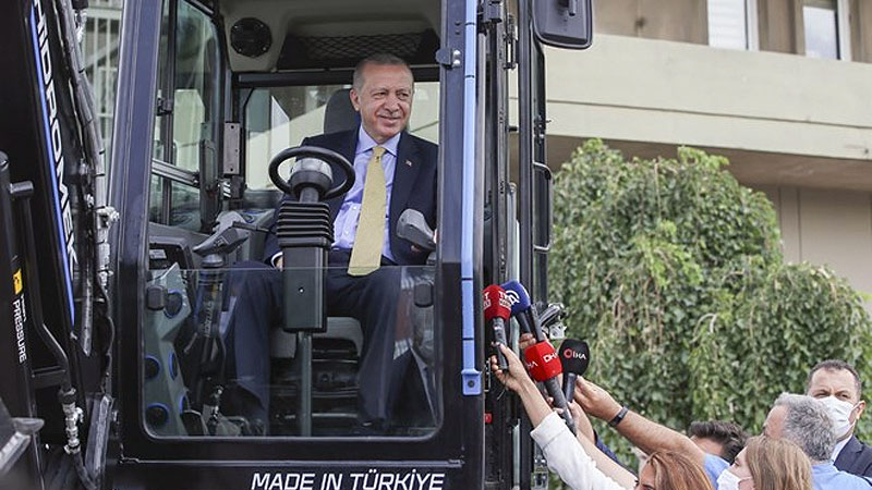İlk yerli elektrikli iş makinesi! Cumhurbaşkanı Erdoğan test etti