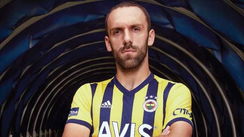 Fenerbahçe’de yeni sezon formaları satışa sunuldu Fenerbahçe'nin 2020-2021 sezonunda giyeceği formalar satışa çıktı.