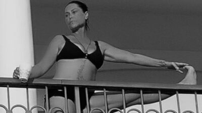 56’lık Hülya Avşar balkonda egzersiz yaptı