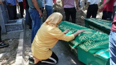 Acı kare! Yan yana toprağa verildiler