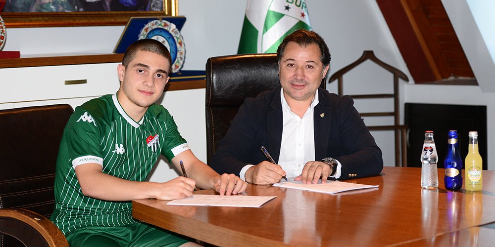Bursaspor genç futbolcuya imza attırdı…