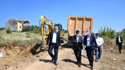 İnegöl’de yerleşim alanlarının yolları açılıyor